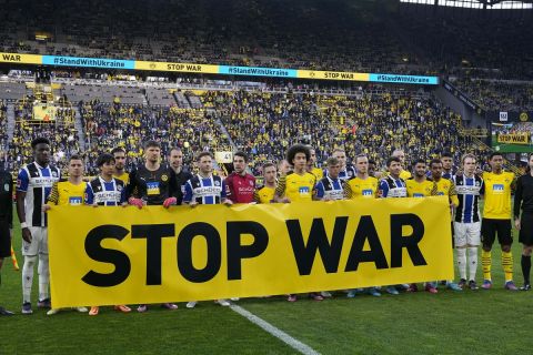 Οι παίκτες των Ντόρτμουντ και Αρμίνια κρατούν πανό με μήνυμα κατά του πολέμου στην Ουκρανία | 13 Μαρτίου 2022