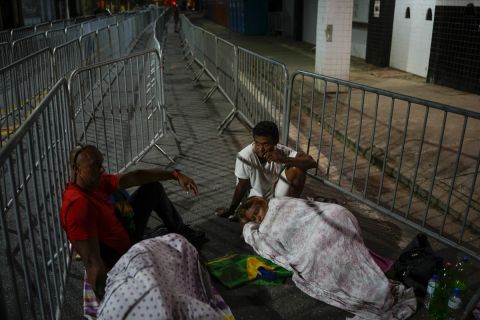 Φίλαθλοι κοιμούνται σε ουρές πριν από το προσκύνημα στο Βίλα Μπελμίρο για τον Πελέ