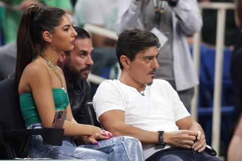 Ο Δημήτρης Γιαννακόπουλος παρακολουθεί με την κόρη του τον Παναθηναϊκό AKTOR στο Game 5