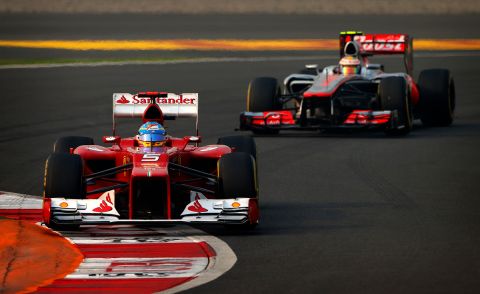 Ο Φερνάντο Αλόνσο με την Ferrari απέναντι στον Λιούις Χάμιλτον 