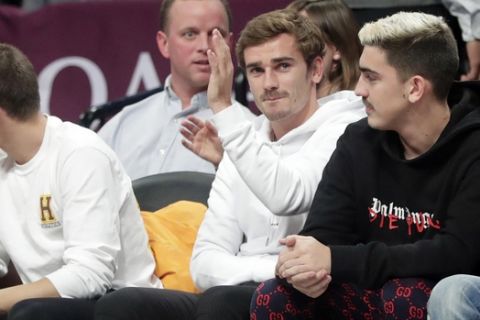 Atlético Madrid's Antoine Griezmann, of France, waves to the crowd during the first half of an NBA basketball game between the Brooklyn Nets and the Atlanta Hawks, Sunday, Dec. 16, 2018, in New York. (AP Photo/Frank Franklin II)