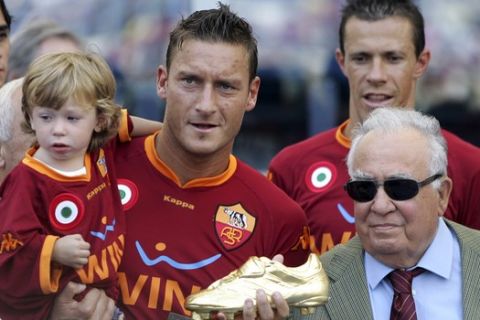 AS Roma's  Francesco Totti, center, with his son Cristian, holds the Golden Shoe award, as the most prolific scorer in Europe last season with 26 goals, prior to the start of the Italian first division soccer match between  between AS Roma and Siena at Rome's Olympic stadium, Sunday, Sept. 2, 2007. At right is AS Roma's president Franco Sensi. (AP Photo/Riccardo De Luca)