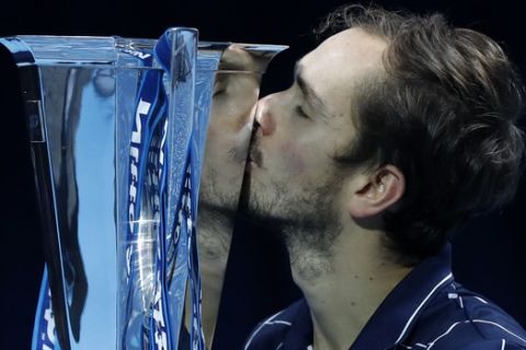 Ο Μεντβέντεφ φιλάει το τρόπαιο των ATP Finals 2020