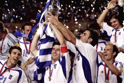 Fussball : Euro 2004 in Portugal , Finale / Spiel 31 , Lissabon , 01.07.04
Portugal - Griechenland ( POR - GRE ) 0:1
Theodoros ZAGORAKIS / GRE mit Pokal
Foto:BONGARTS/Martin Rose