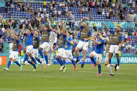 Παίκτες της Ιταλίας πανηγυρίζουν τη νίκη κόντρα στην Ουαλία για τη φάση των ομίλων του Euro 2020 στο "Ολίμπικο", Ρώμη | Κυριακή 20 Ιουνίου 2021
