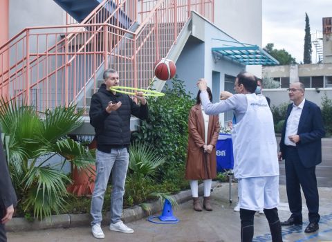 Ο Δημήτρης Διαμαντίδης κατά την διάρκεια της παρουσίας του στο ΚΕΑ Χαρά για την Παγκόσμια Ημέρα Μπάσκετ 