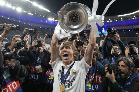 Ο Μόντριτς με την Κούπα του Champions League