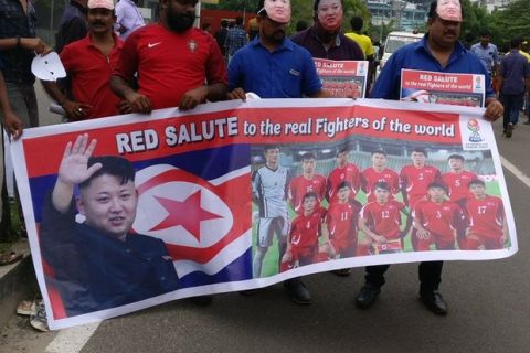 Ινδοί φίλαθλοι της... Βόρειας Κορέας με μάσκα Κιμ