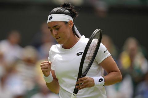 Η Ονς Ζαμπέρ πανηγυρίζει τη νίκη της επί της Μαρία στον ημιτελικό του Wimbledon | 7 Ιουλίου 2022