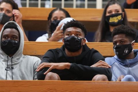 Οι αδελφοί Αντετοκούνμπο παρακολουθούν αγώνα μπάσκετ στο ΟΑΚΑ