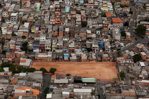 SAO PAULO, SP - 26 ABRIL: Imagens aereas de campos de futebol de varzea na periferia de Sao Paulo, em Sao Paulo, em 26 de abril de 2014. (Foto: Renato Stockler)