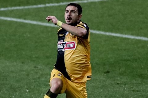 Ο Κώστας Γαλανόπουλος πανηγυρίζει το γκολ που πέτυχε στο ντέρμπι της ΑΕΚ με τον ΠΑΟΚ