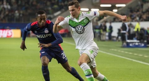 Wolfsburg's midfielder Julian Draxler (R) and PSV Eindhoven's defender Joshua Brenet vie for the ball during the Group B, first-leg UEFA Champions League football match VfL Wolfsburg vs PSV Eindhoven in Wolfsburg, northern Germany on October 21, 2015. AFP PHOTO / ODD ANDERSEN        (Photo credit should read ODD ANDERSEN/AFP/Getty Images)