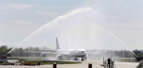 Water jets spray over the airplane carrying Bayern Munich players as they arrive at Munich's airport April 26, 2012. Bayern Munich won the Champions League semi-final against Real Madrid on Wednesday. The Champions League Final 2012 will take place between Bayern Munich and FC Chelsea in Munich's Allianz Arena on May 19.      REUTERS/Michaela Rehle (GERMANY - Tags: SPORT SOCCER)