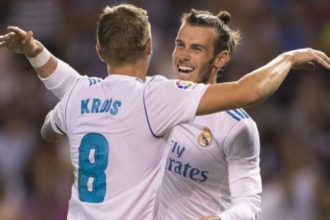 Real Madrid's Toni Kroos, left, is congratulated by Real Madrid's Gareth Bale after scoring a goal during a Spanish La Liga soccer match between Deportivo and Real Madrid at the Riazor stadium in A Coruna, Spain, Sunday, Aug. 20, 2017. (AP Photo/Lalo R. Villar)