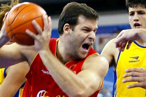 Alfonso Reyes (L) of Spain grabs a rebound from Guilherme Giovannoni (R) of Brazil 04 September, 2002 during the second half of their second round game of the 2002 Men's FIBA World Basketball Championships at the RCA Dome in Indianapolis, IN. Spain wom the game 84-67.