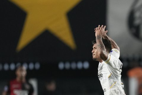 Ο Μάρκος Λεονάρντο της Σάντος σε αναμέτρηση κόντρα στη Νιούελς Ολντ Μπόις για το Copa Sudamericana