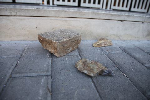 Πέτρες έξω από το γήπεδο της ΑΕΚ