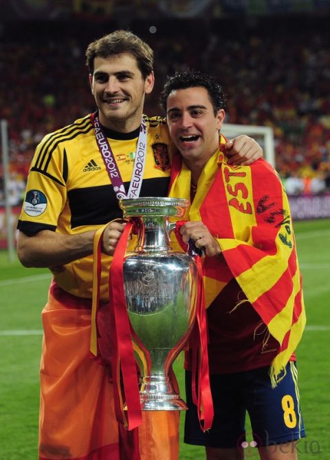 KIEV, UKRAINE - JULY 01: Iker Casillas (L) and Xavi Hernandez of Spain celebrate with the trophy after the UEFA EURO 2012 final match between Spain and Italy at the Olympic Stadium on July 1, 2012 in Kiev, Ukraine.  (Photo by Shaun Botterill/Getty Images)