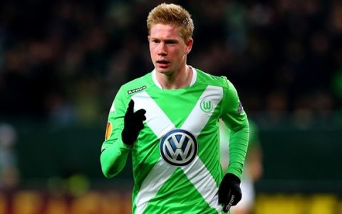 WOLFSBURG, GERMANY - MARCH 12: Kevin de Bruyne of VfL Wolfsburg celebrates after scoring the 2nd goal  during the UEFA Europa League Round of 16 first leg match between VfL Wolfsburg and FC Internazionale Milano at Volkswagen Arena on March 12, 2015 in Wolfsburg, Germany.  (Photo by Martin Rose/Bongarts/Getty Images)