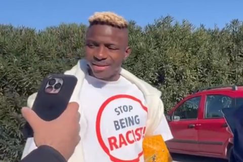 Ο Βίκτορ Όσιμεν με μπλουζάκι που έγραφε "σταματήστε να είστε ρατσιστές"