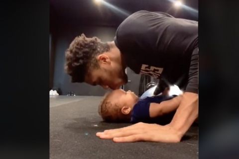 Γιάννης Αντετοκούνμπο: Κάνει κάμψεις με έπαθλο ένα φιλί του γιου του