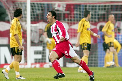 Ο Γιάννης Οκκάς πανηγυρίζει το εξαιρετικό γκολ που σημείωσε κόντρα στην ΑΕΚ τη σεζόν 2005-06