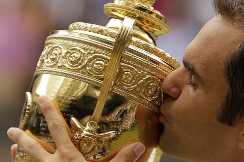 Ο Ρότζερ Φέντερερ πανηγυρίζει την κατάκτηση του Wimbledon κόντρα στον Μαρίν Τσίλιτς το 2017