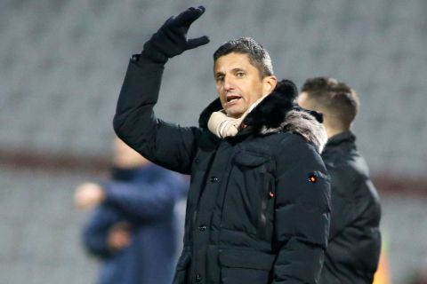Ο Ραζβάν Λουτσέσκου στη διάρκεια του αγώνα ΑΕΛ - ΠΑΟΚ | 1 Δεκεμβρίου 2021
