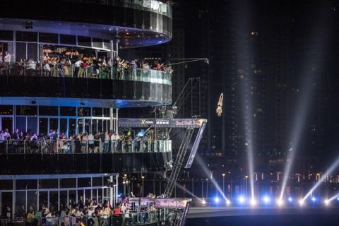 Εντυπωσιακό νυχτερινό φινάλε στο Dubai για το Red Bull Cliff Diving World Series 2016