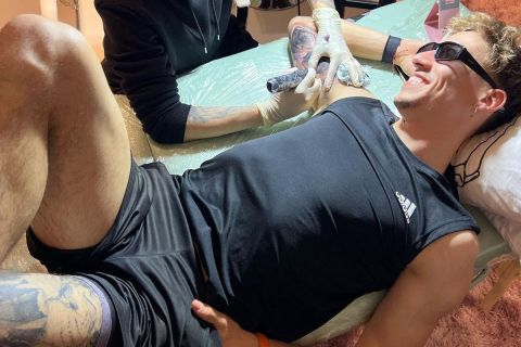 Ο Κώστας Τσιμίκας κάνει τατουάζ τα αγαπημένα του σκυλιά