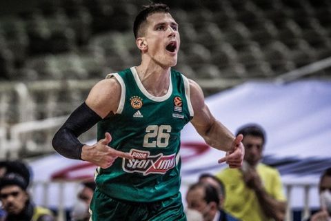 Ο Νέντοβιτς πανηγυρίζει τρίποντο κόντρα στη Φενέρμπαχτσε για την EuroLeague 2020/21