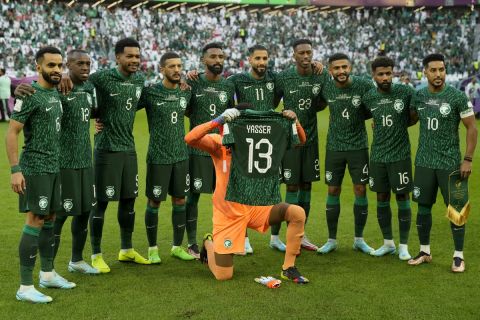 Οι Σαουδάραβες υψώνουν τη φανέλα του τραυματία Αλ Σαχράνι πριν από το ματς με την Πολωνία