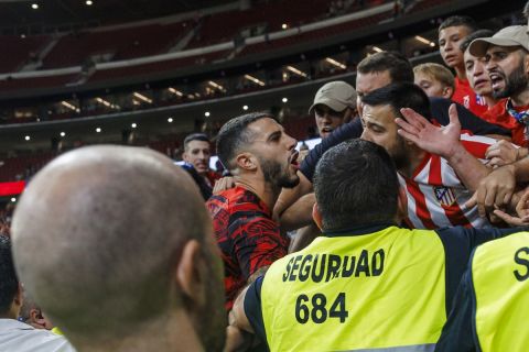 Ο Μάριο Ερμόσο της Ατλέτικο σε στιγμιότυπο με φιλάθλους της ομάδας έπειτα από την ήττα από τη Βιγιαρεάλ για τη La Liga 2022-2023 στο "Γουάντα Μετροπολιτάνο", Μαδρίτη | Κυριακή 21 Αυγούστου 2022