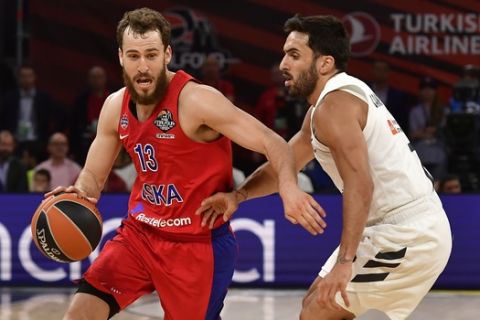 Moscow's Sergio Rodriguez, left, passes Madrid's Facundo Campazzo during the Euroleague Final Four semifinal basketball match between CSKA Moscow and Real Madrid at the Fernando Buesa Arena in Vitoria, Spain, Friday, May 17, 2019. (AP Photo/Alvaro Barrientos)