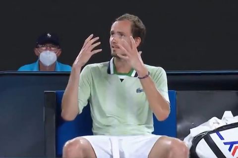 Ο Μεντβέντεφ έξαλλος με τον χειριστή οθόνης στην αναμέτρηση με τον Αλιασίμ για τα ημιτελικά του Australian Open
