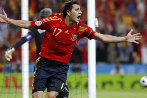 Spain's Daniel Guiza celebrates scoring his side's 2nd goal during the group D match between Greece and Spain in Salzburg, Austria, Wednesday, June 18, 2008, at the Euro 2008 European Soccer Championships in Austria and Switzerland.  Spain defeated Greece 2-1. (AP Photo/Bernat Armangue)