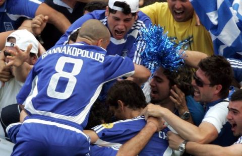 epa000210320 Greek fans and players celebrate after the team scored the opening goal during the Group A match of the EURO 2004 at Estadio do Dragao in Porto, Saturday 12 June 2004.  EPA/FILIPPO MONTEFORTE NO MOBILEPHONE APPLICATIONS