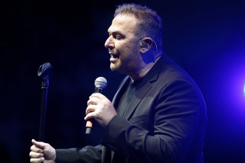 Ο Αντώνης Ρέμος στη διάρκεια συναυλίας του το 2022