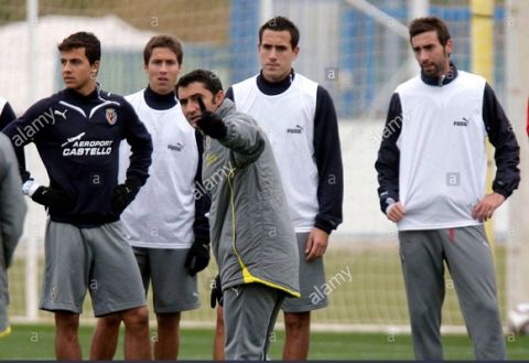 epa01967538 Villarreal´s coach Ernesto Valverde (front) gives instructions to players (L-R) Brazilian Nilmar Honorato da Silva, David Fuster, Francisco José Olivas "Kiko" and Marcos Gullón, during the trainning session held by the team in Villarreal, Spain on 16 December 2009 ahead of their Europa League soccer match against FC Salzburg, that will be played on 17 December at El Madrigal stadium.  EPA/Domenech Castelló  EPA/Domenech Castelló