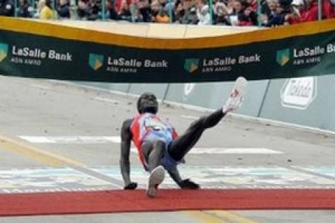 Ο Κενυάτης Ρόμπερτ Τσερουγιότ κέρδισε στον μαραθώνιο του Σικάγο, καταρρέοντας στη γραμμή του τερματισμού