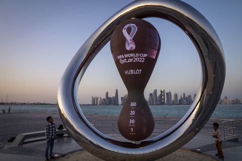 Το ρολόι που δείχνει την αντίστροφη μέτρηση για την έναρξη του Παγκοσμίου Κυπέλλου του 2022 στο Κατάρ