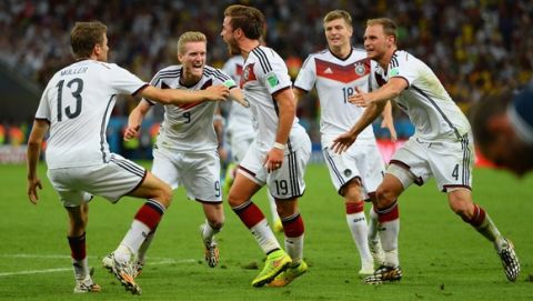 RIO DE JANEIRO, BRAZIL - JULY 13: Mario Goetze of Germany (C) celebrates scoring his team's first goal in extra time with teammates Thomas Mueller, Andre Schuerrle, Toni Kroos and Benedikt Hoewedes during the 2014 FIFA World Cup Brazil Final match between Germany and Argentina at Maracana on July 13, 2014 in Rio de Janeiro, Brazil.  (Photo by Jamie McDonald/Getty Images)