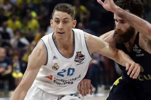 Real Madrid's Jaycee Carroll dribbles the ball as Fenerbahce's Luigi Datome blocks him during their Final Four Euroleague final basketball match between Real Madrid and Fenerbahce in Belgrade, Serbia, Sunday, May 20, 2018. (AP Photo/Darko Vojinovic)