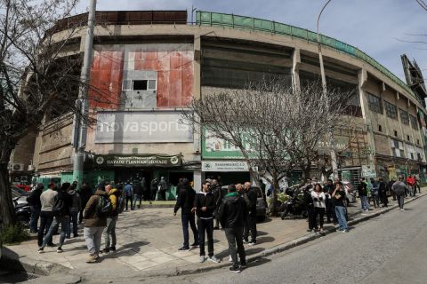 Κόσμος έξω από το "Παύλος Γιαννακόπουλος" για τη ψηφοφορία για το γήπεδο
