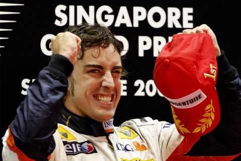 Ο Φερνάντο Αλόνσο πανηγυρίζει τη νίκη του στο grand prix της Σιγκαπούρης το 2008