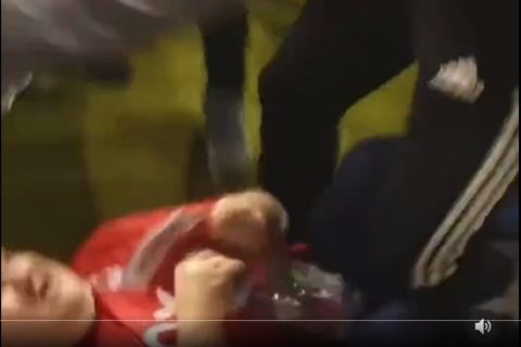 Παίκτης της Σέφιλντ Γιουνάιτεντ πάτησε στο κεφάλι οπαδό της Νότιγχαμ 