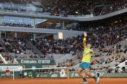 Ο Ράφα Ναδάλ σερβίρει απέναντι στον Νόβακ Τζόκοβιτς, στον προημιτελικό του Roland Garros