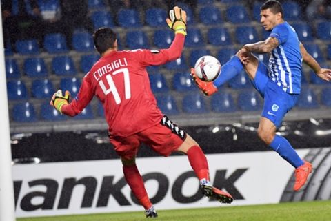 Genk's Nikos Karelis, right, moves to score against Sassuolo oalkeeper Andrea Consigli during the Europa League Group stage F soccer match between Genk and Sassuolo at the Cristal Arena in Genk, Belgium, Thursday, Sept. 29, 2016. (AP Photo/Geert Vanden Wijngaert)