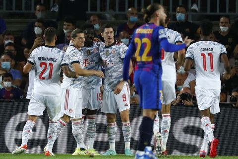 Οι παίκτες της Μπάγερν πανηγυρίζουν το τρίτο τους γκολ κόντρα στην Μπαρτσελόνα στο Καμπ Νου σε αγώνα για το Champions League